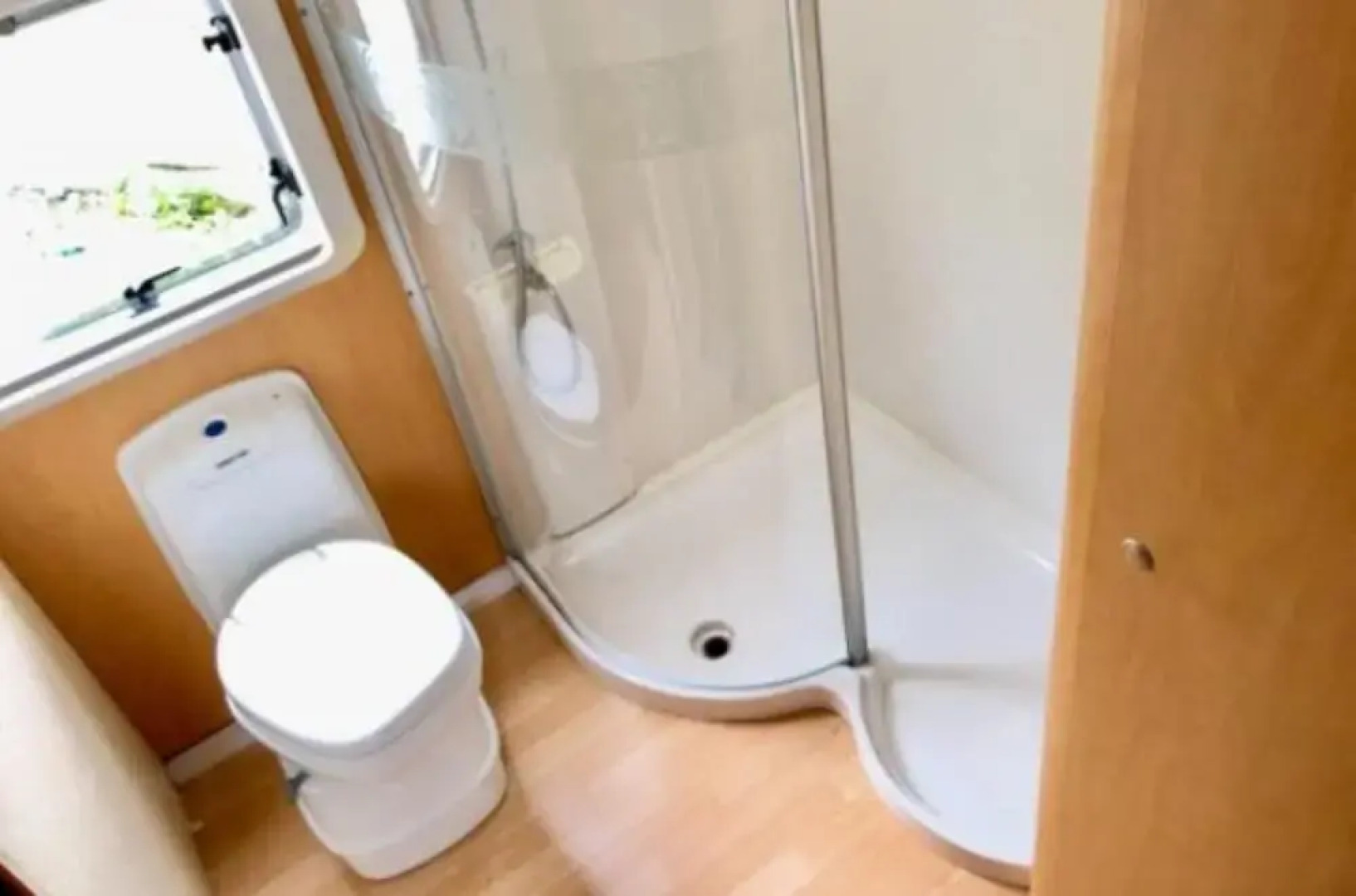 Stayzo Airy Touring Caravan With Built in Heater and Free Wi-fi Located in the Chiltern Hills