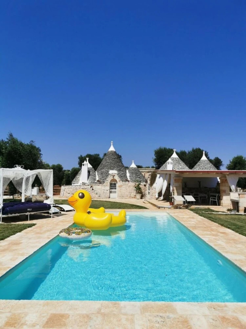 Antico trullo ristrutturato con piscina e giardino