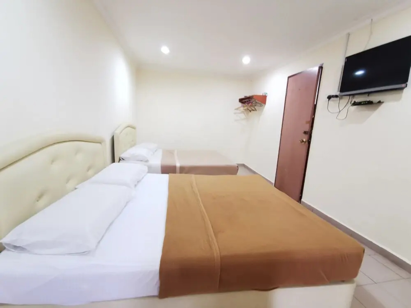 OYO 89817 Hotel Sura