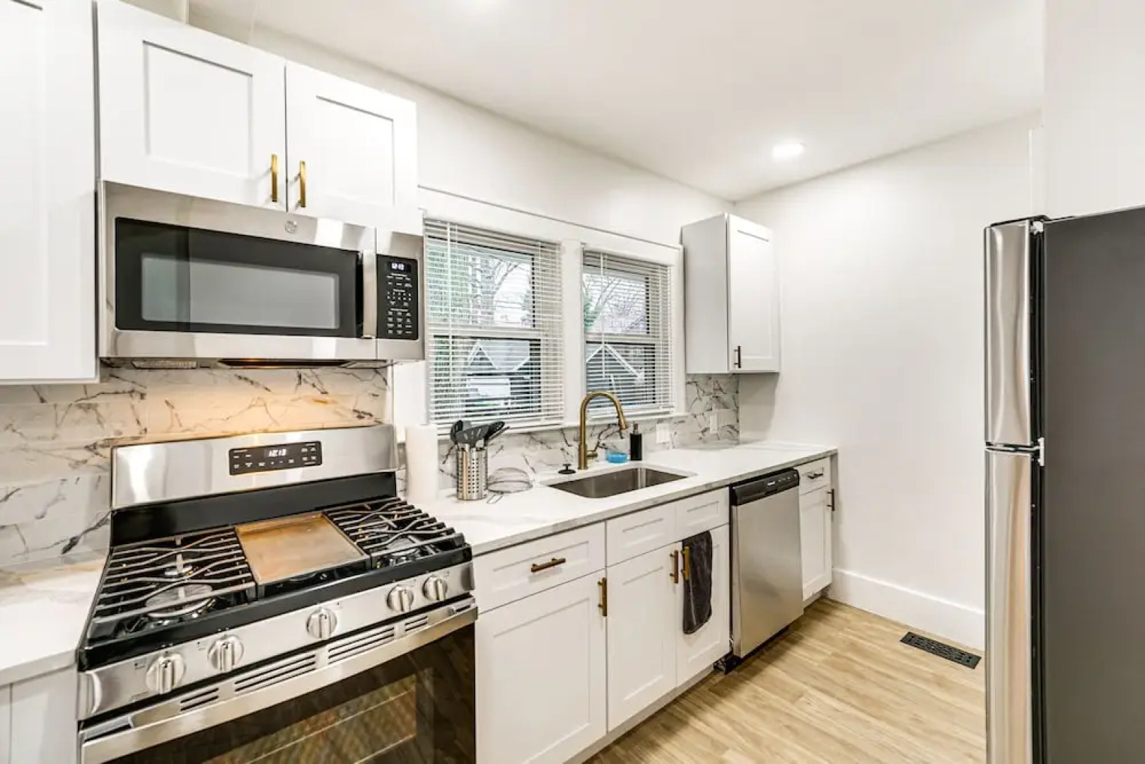 Dog-friendly Pleasant Ridge Home: 13 Mi to Detroit