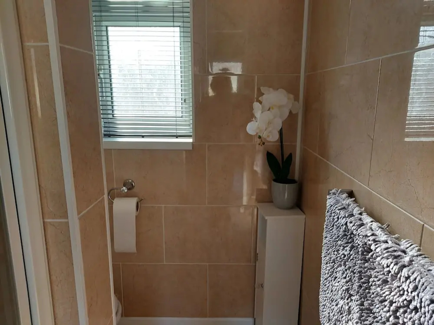 1st Floor Hillview 2 Bedroomed Central Location