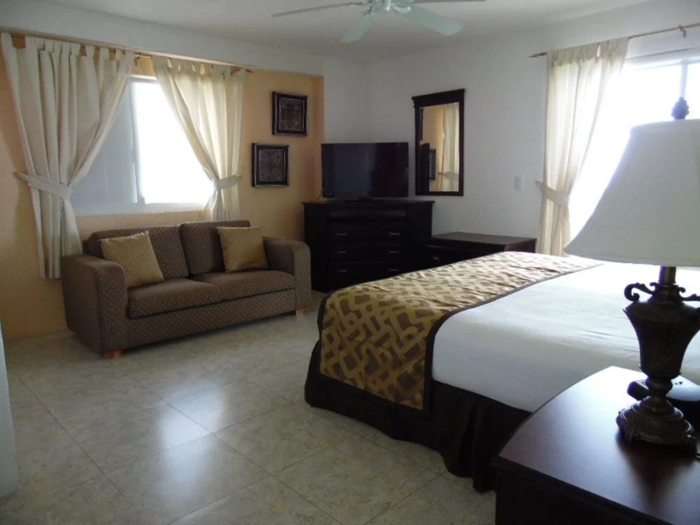 El Cantil Condominiums