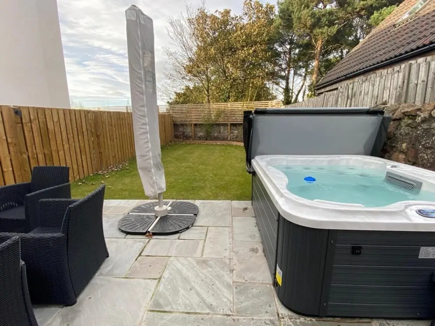 HOT TUB Entire 3 bed Penthouse East Lothian Luxury Apartment w Gdn Hot Tub, Musselburgh