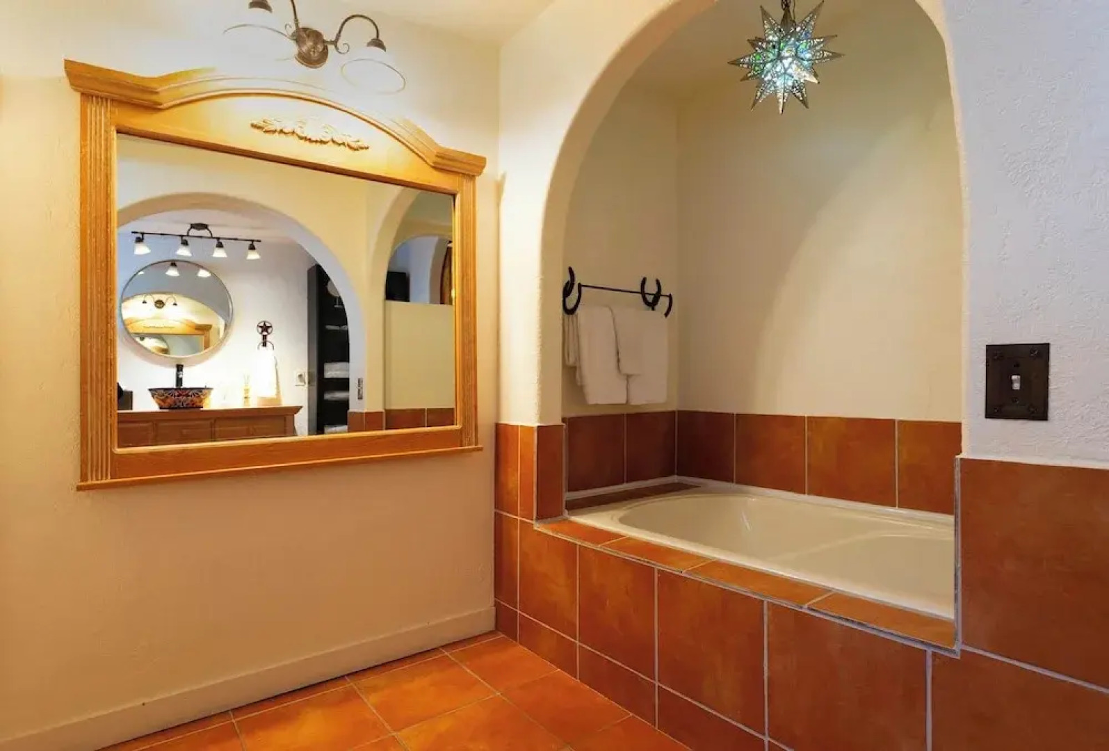 Willie's Hill Country Hideaway - Stay for 8 With Hot Tub & Fire Pit