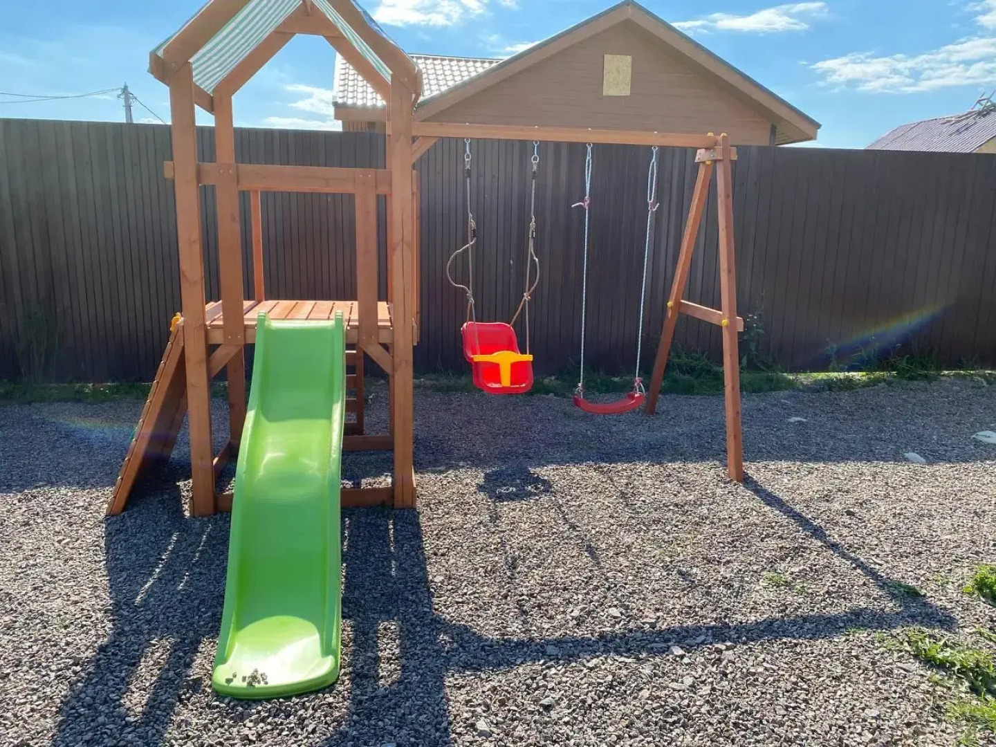 Дом у пруда