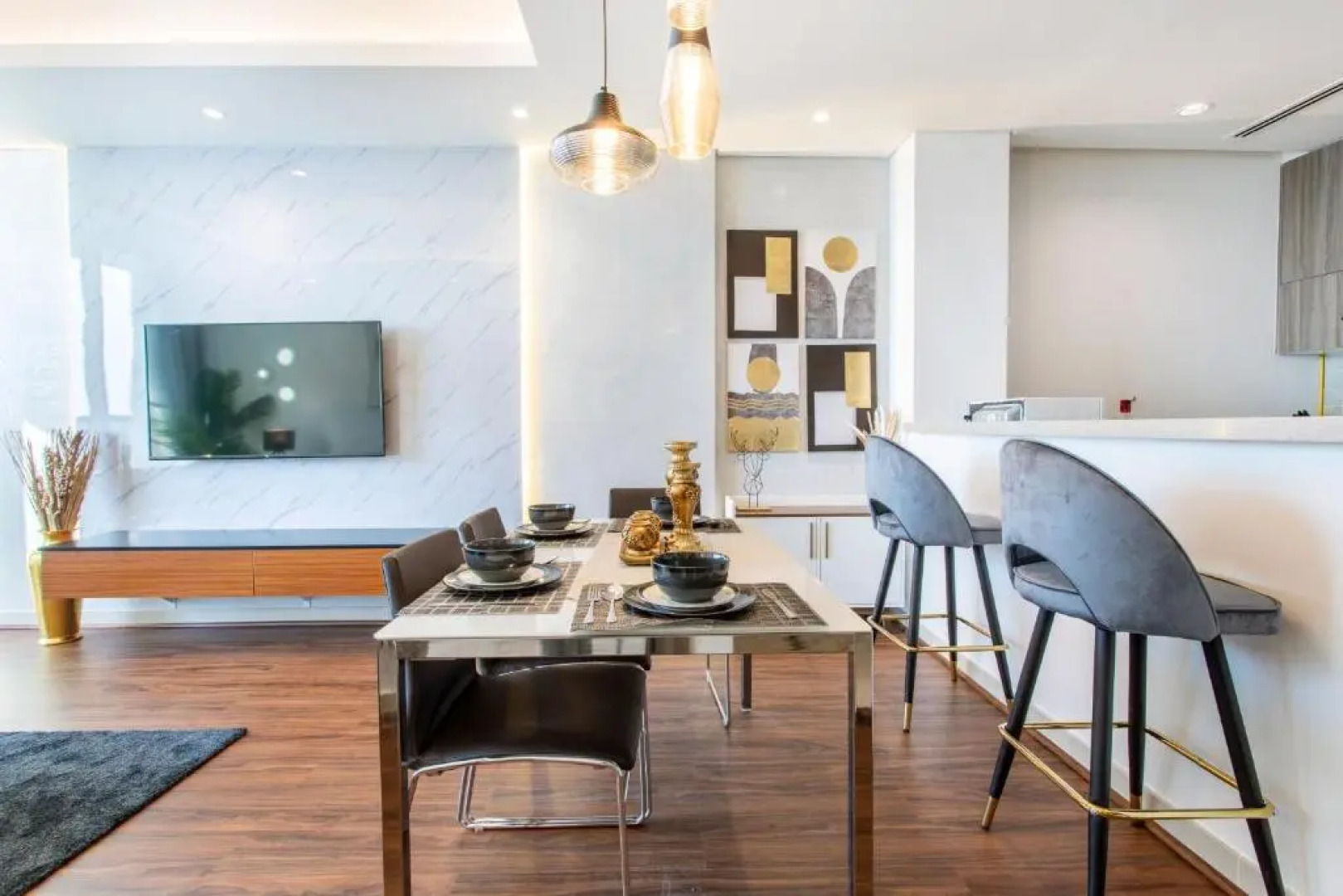 Live in the middle of Lagoons and Sea