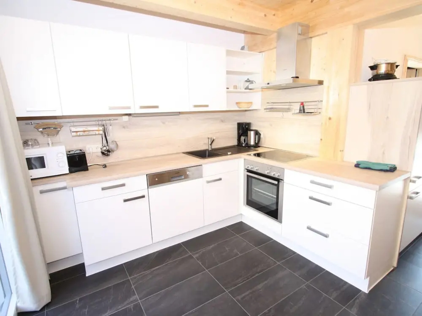 Lavish Wooded Chalet with Sauna & Hot Tub in Hohentauern