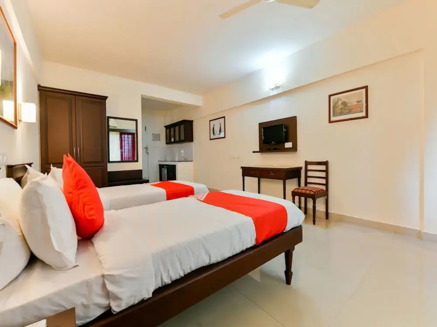 OYO 16663 Plaza Suites Hotel