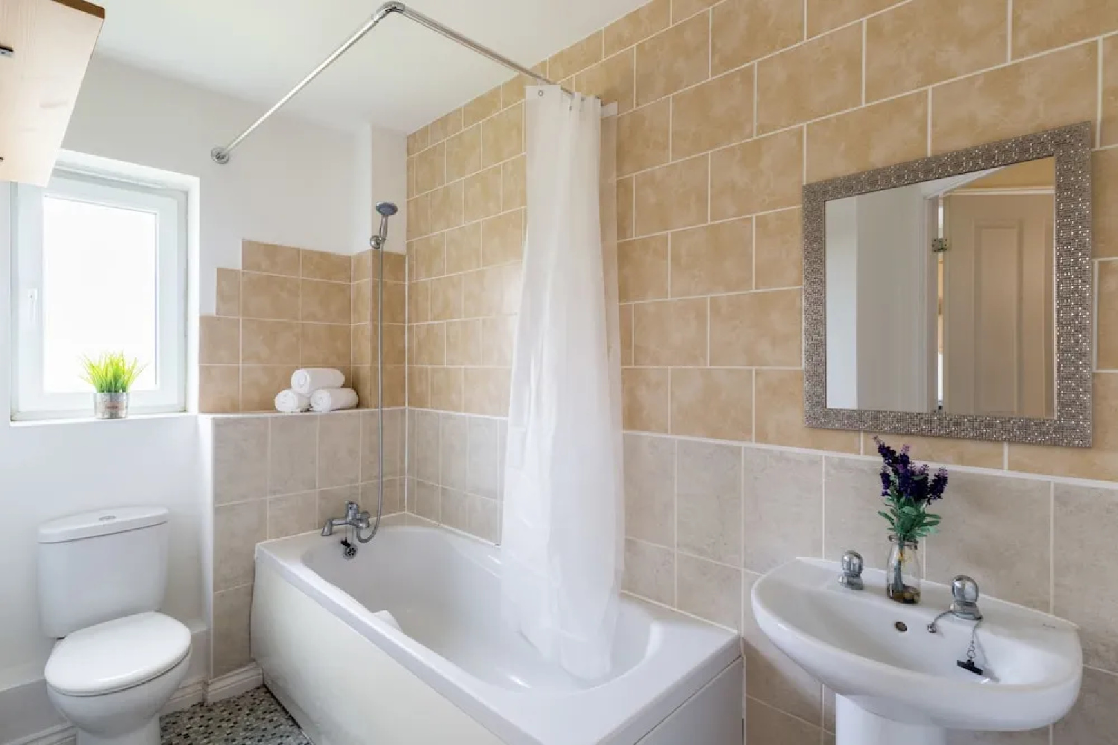 Luxury Two Bed Apartment With Parking - Wolverhampton