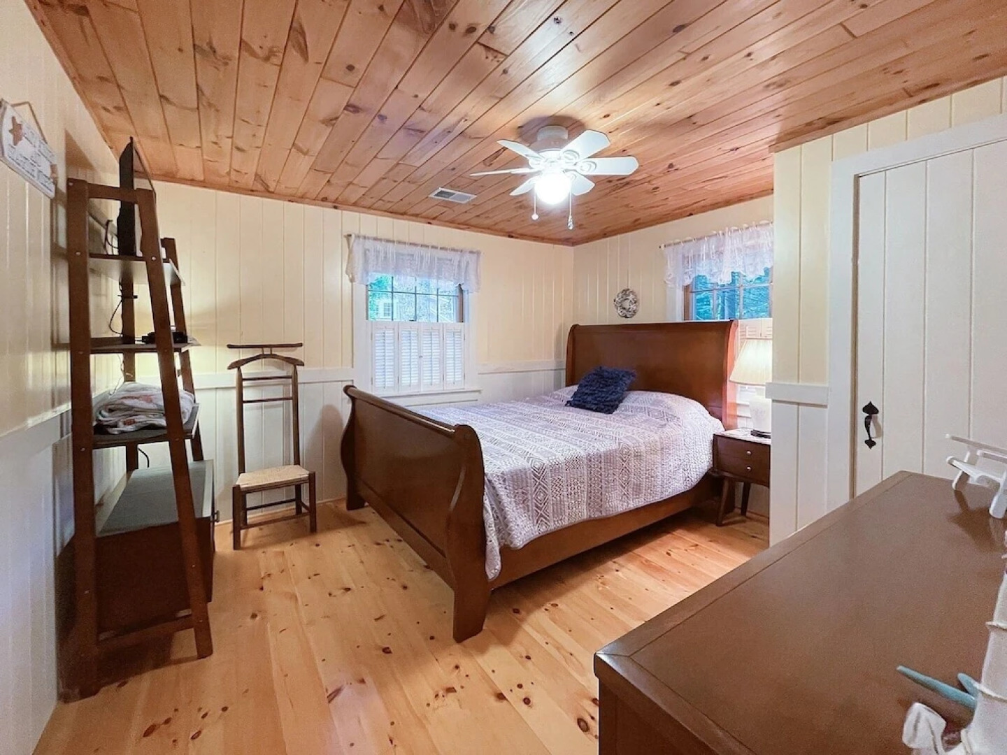Dewey Cottage - Y854 Adorable Cottage Close To Long Sands Beach And Short Sands 4 Bedroom Home by RedAwning
