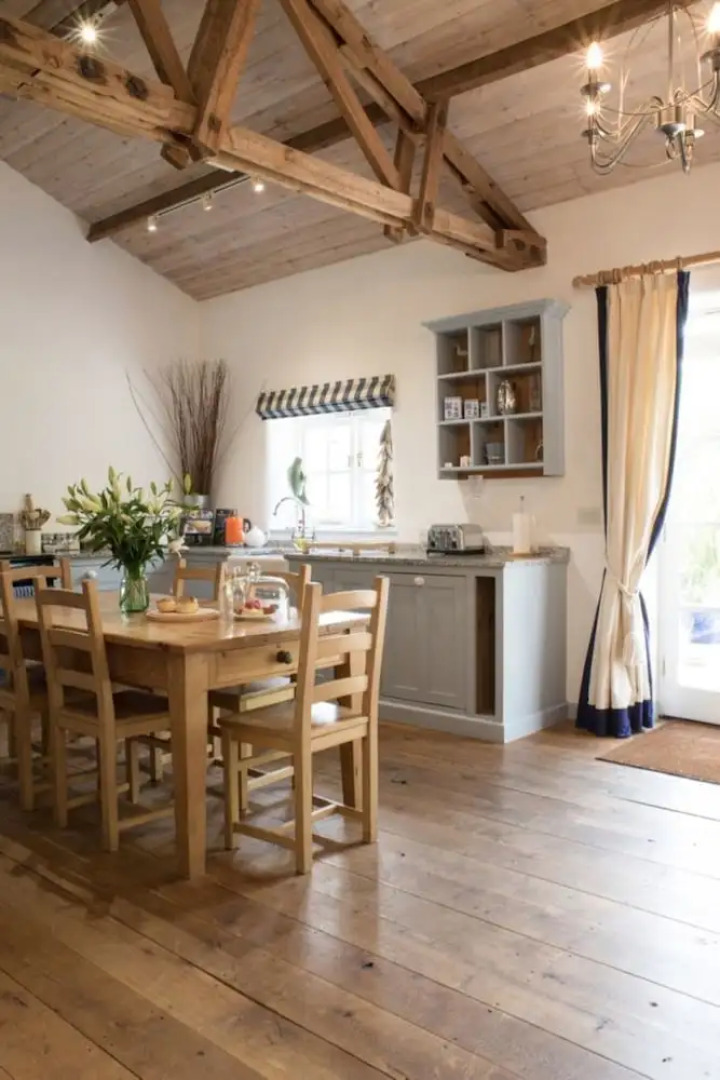 Superb detached Grade II listed barn conversion with hot tub & FREE membership to nearby Leisure Club