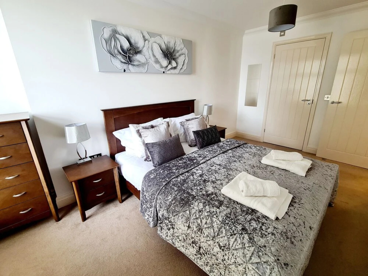 Shore Thing - Beachfront Apartment - Sleeps 4