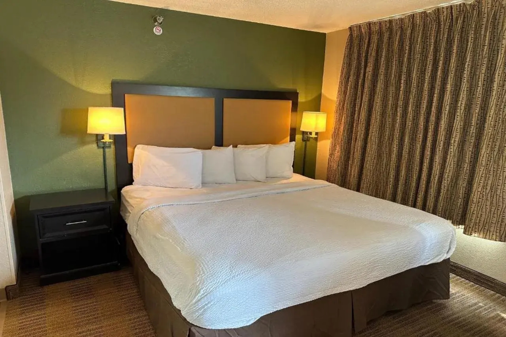 HomeTowne Studios by Red Roof Southfield