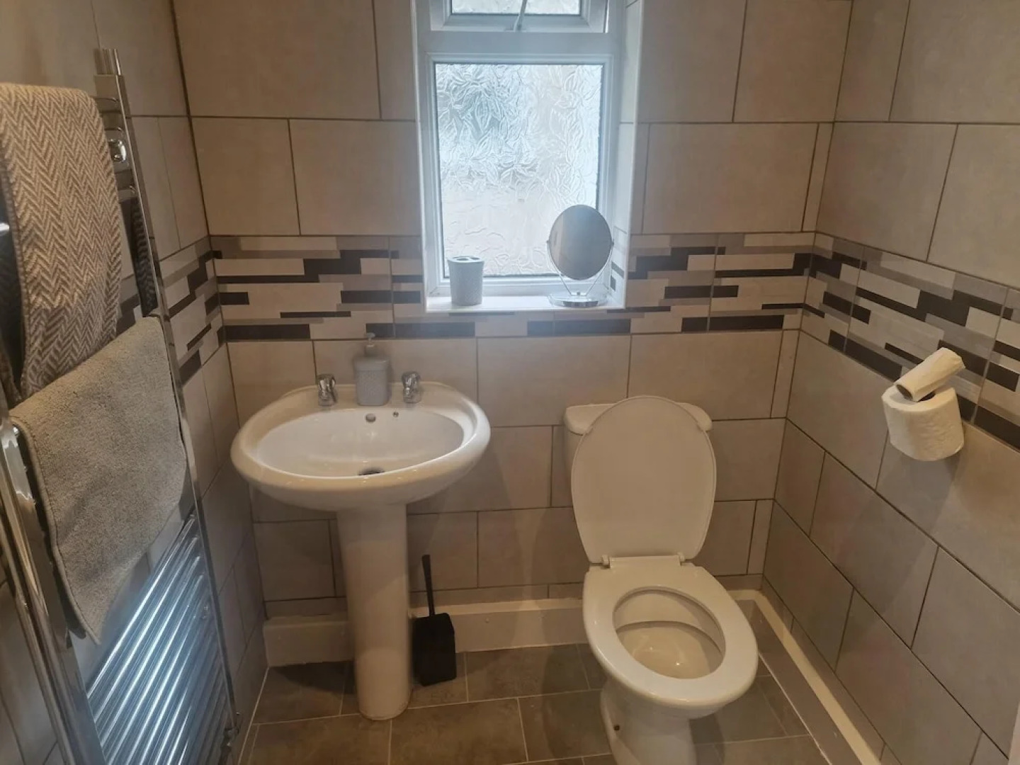 3br-sleeps6-petsok-off Road Parking-garden