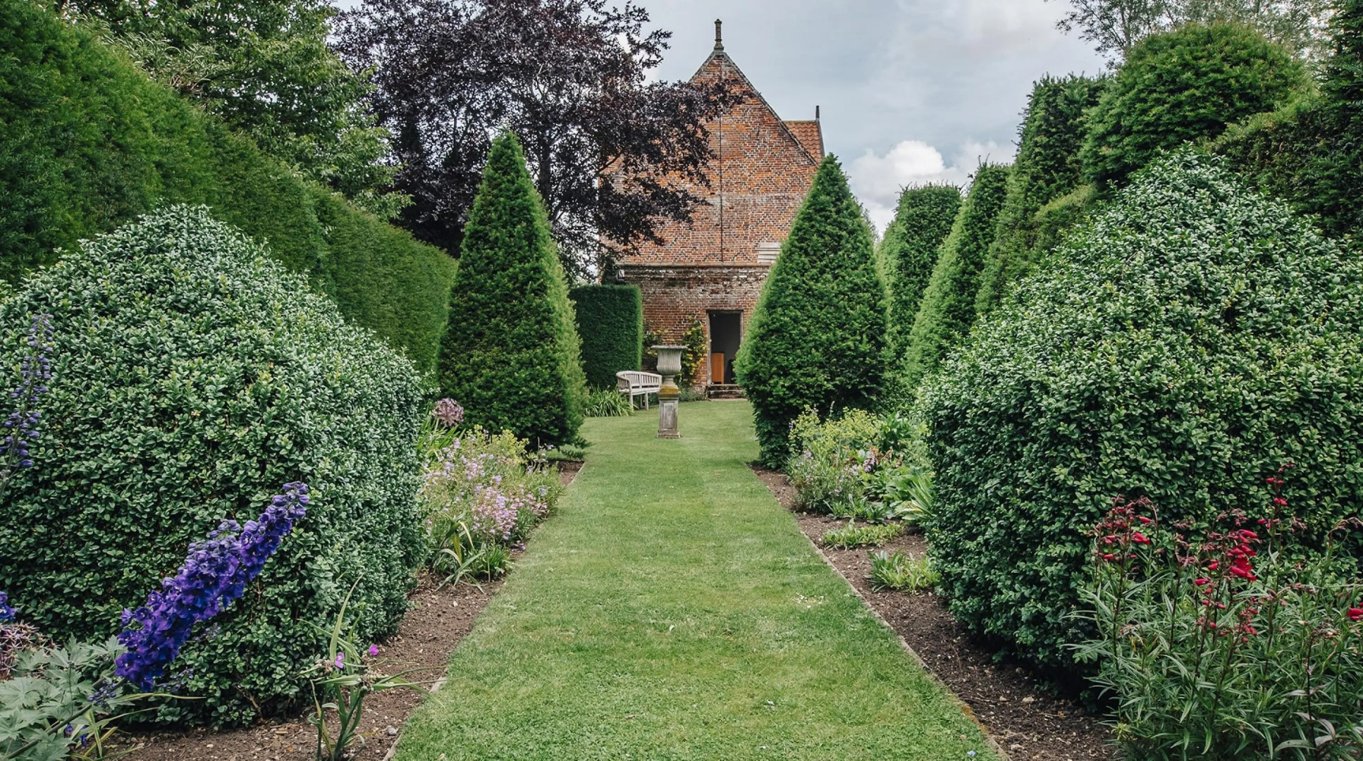 Lavish Tudor Estate Gardens - Sleeps 25