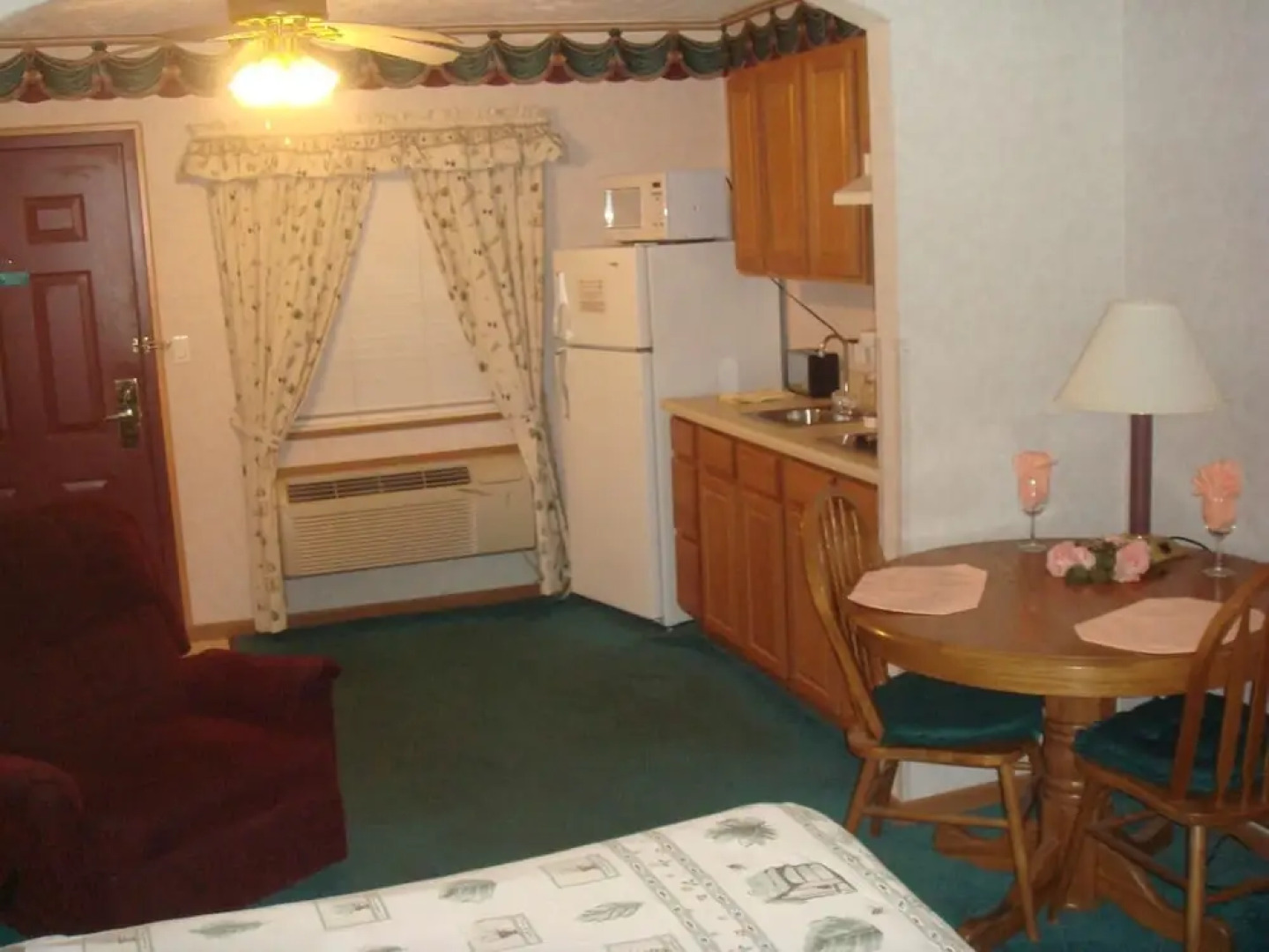 Townhouse Inn & Suites