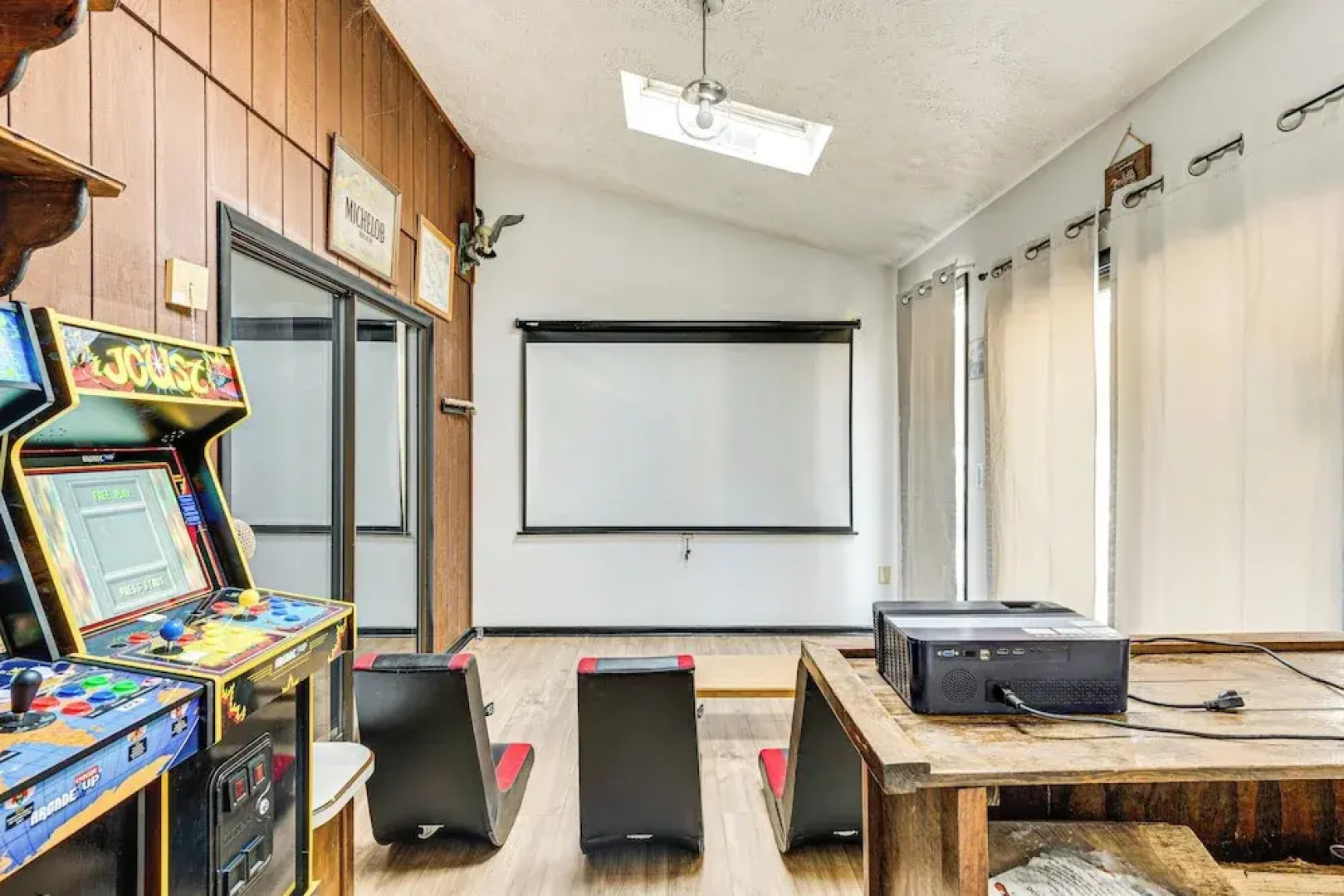 Hot Tub & Game Room: Long Pond Getaway!