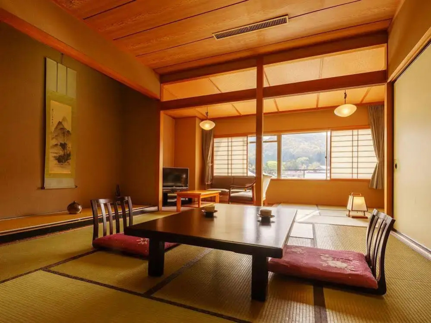 Hotel Hoho "A hotel overlooking the Echigo Plain and the Yahiko mountain range"