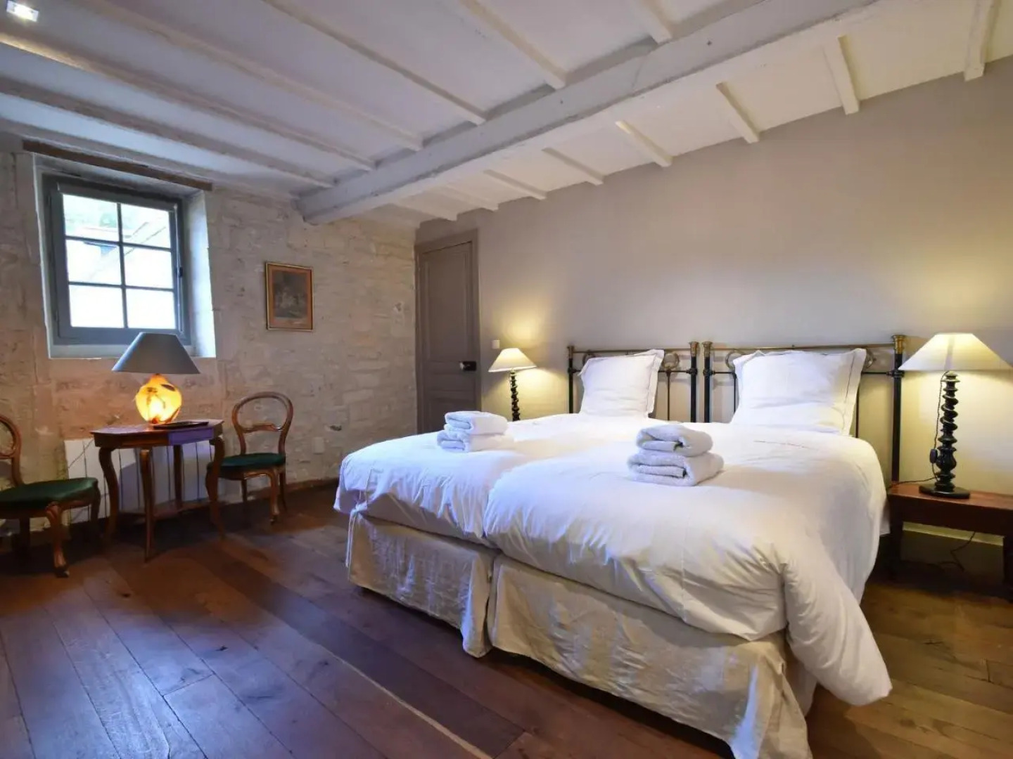 Luxurious mansion in Lantheuil with garden