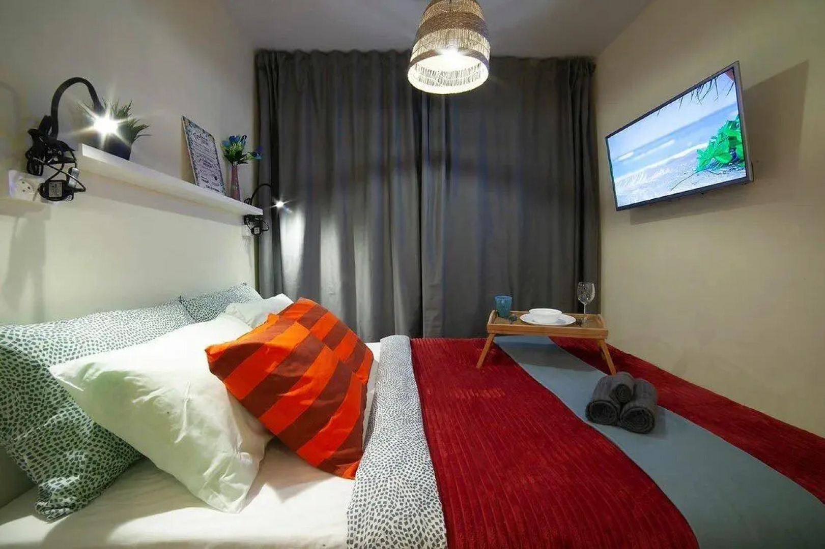 Диван и чемодан на улице Сибиряков-Гвардейцев