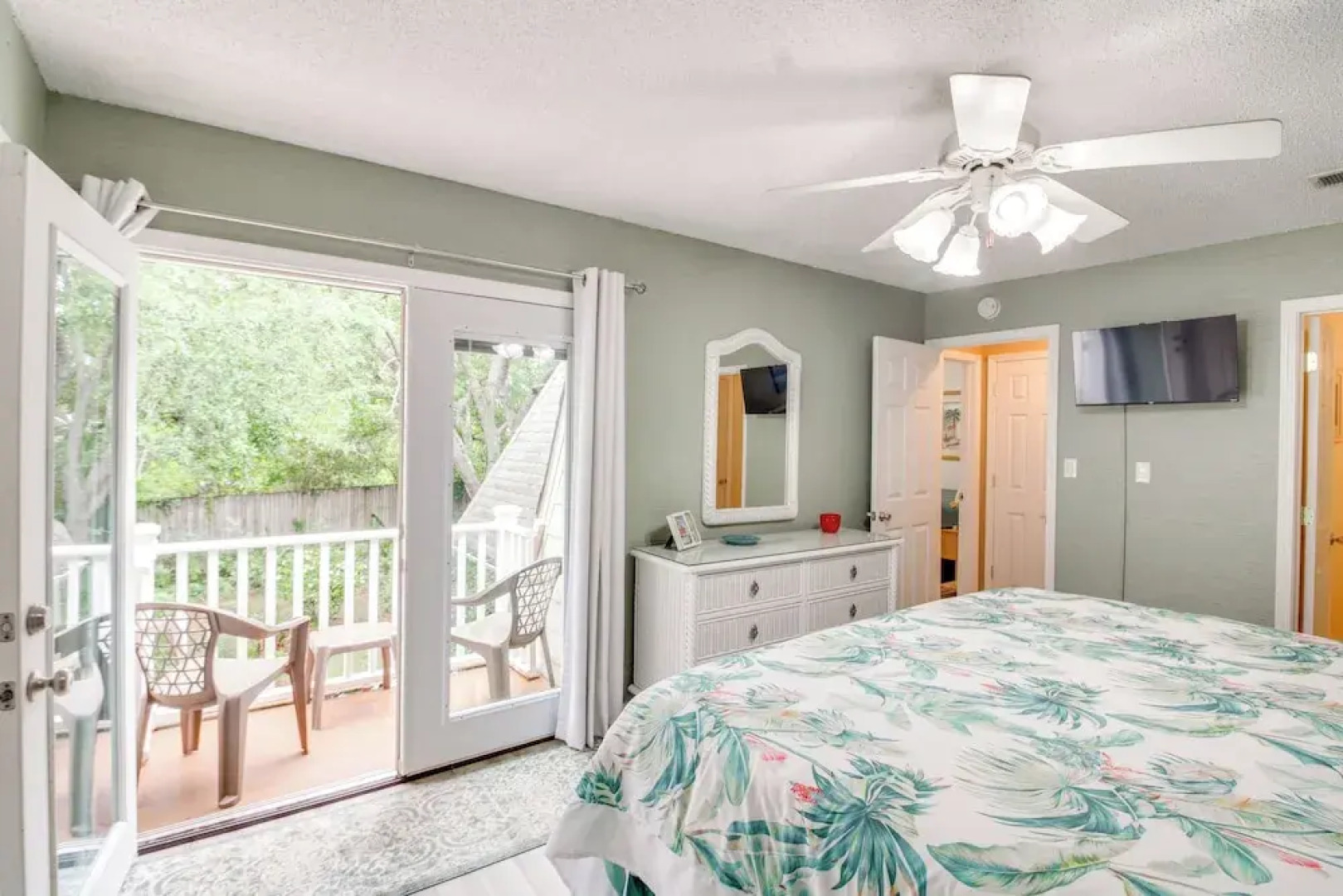 5 Mi to Pensacola Beach: Townhome w/ Yard!