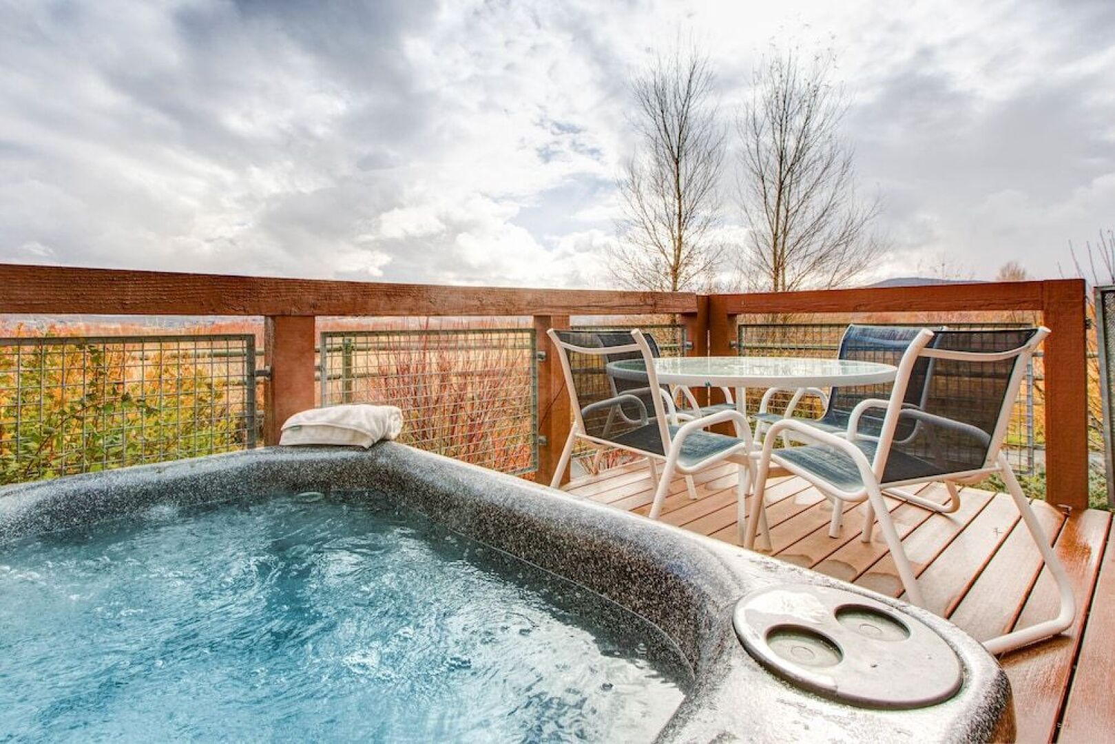 2BR Newpark Townhouse with Hot Tub by RedAwning