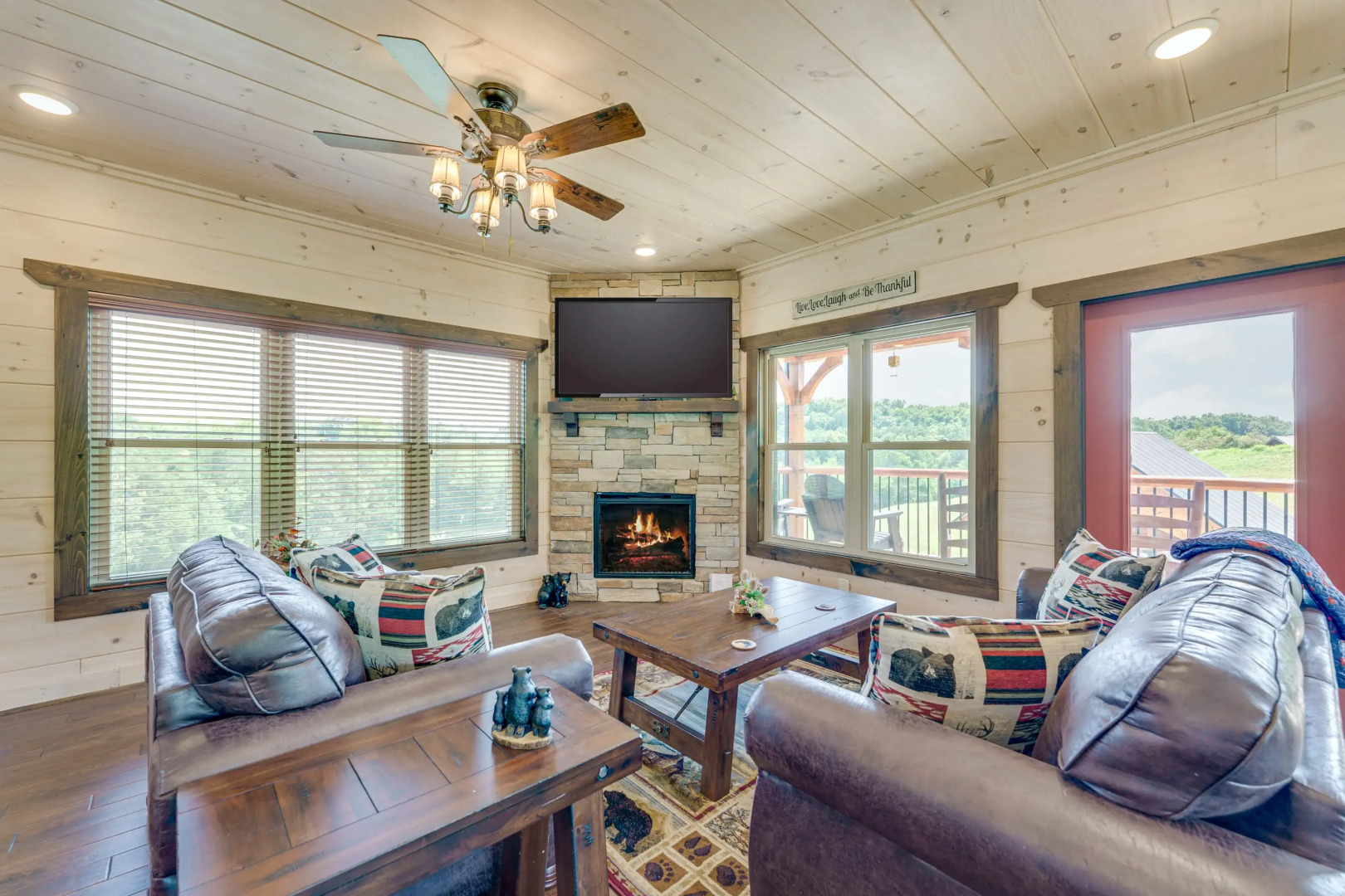 T-Bears Cabin: Hot Tub, Game Room, Theater Room