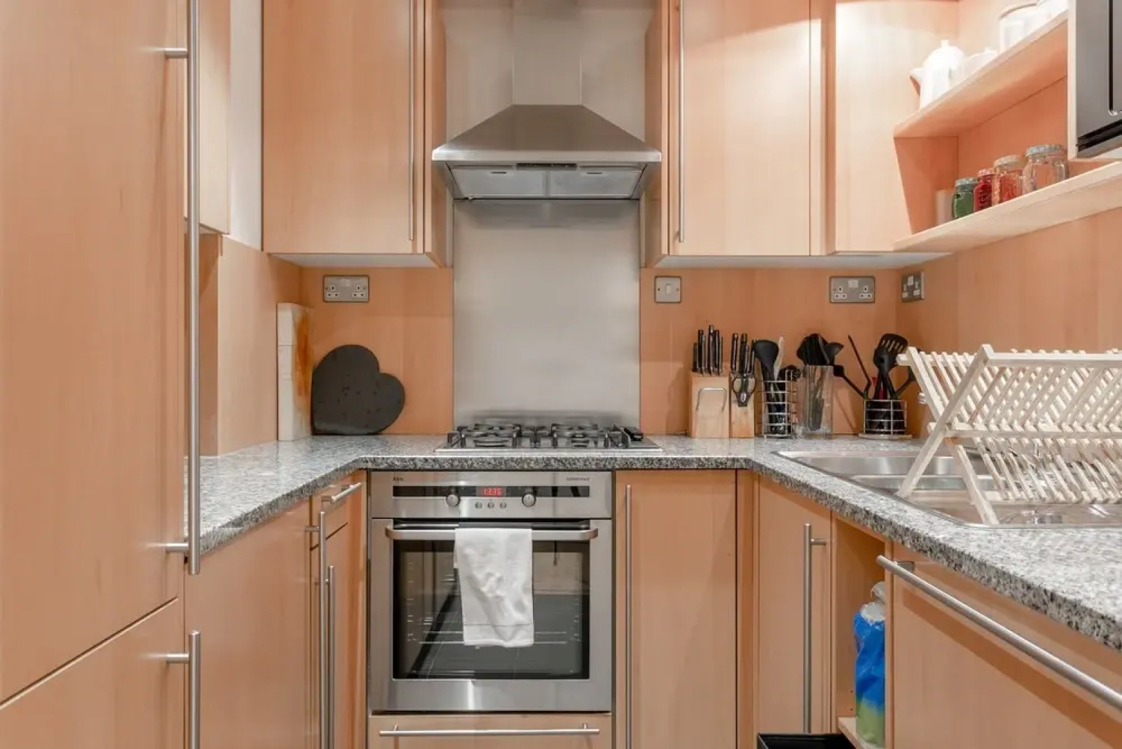 2 Bedroom Flat in Chelsea With Pool and Garden