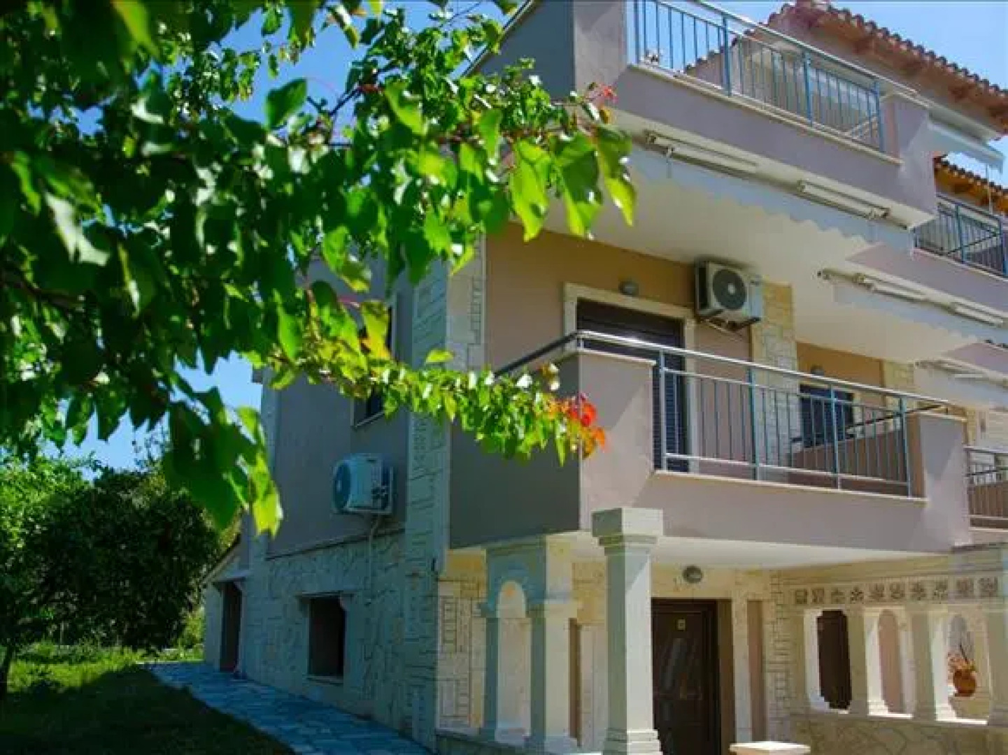 Paradisos Apartments