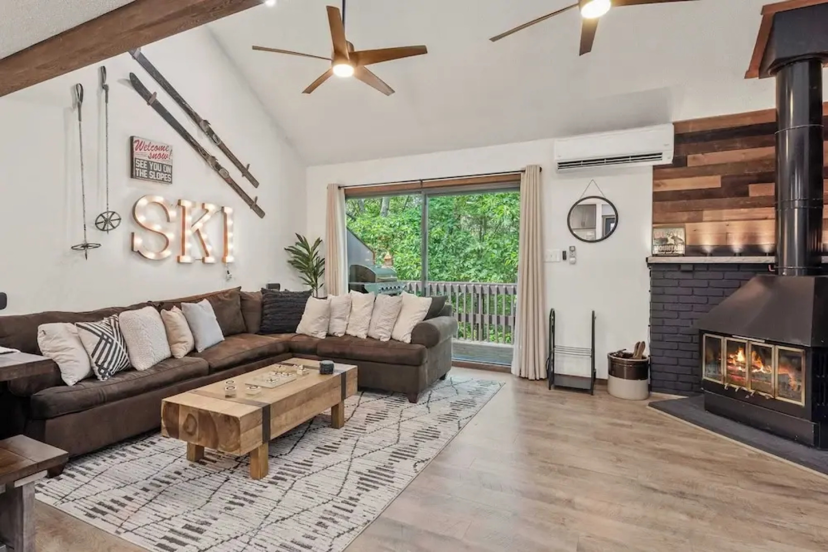 The Bear's Den by Avantstay Prime Location, Renovated w/ Movie & Game Room