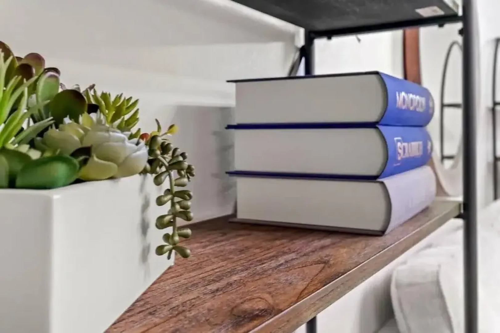 Tunnel Vision Trail Home -8 Min From Lake Windsor! 4 Bedroom Home by Redawning