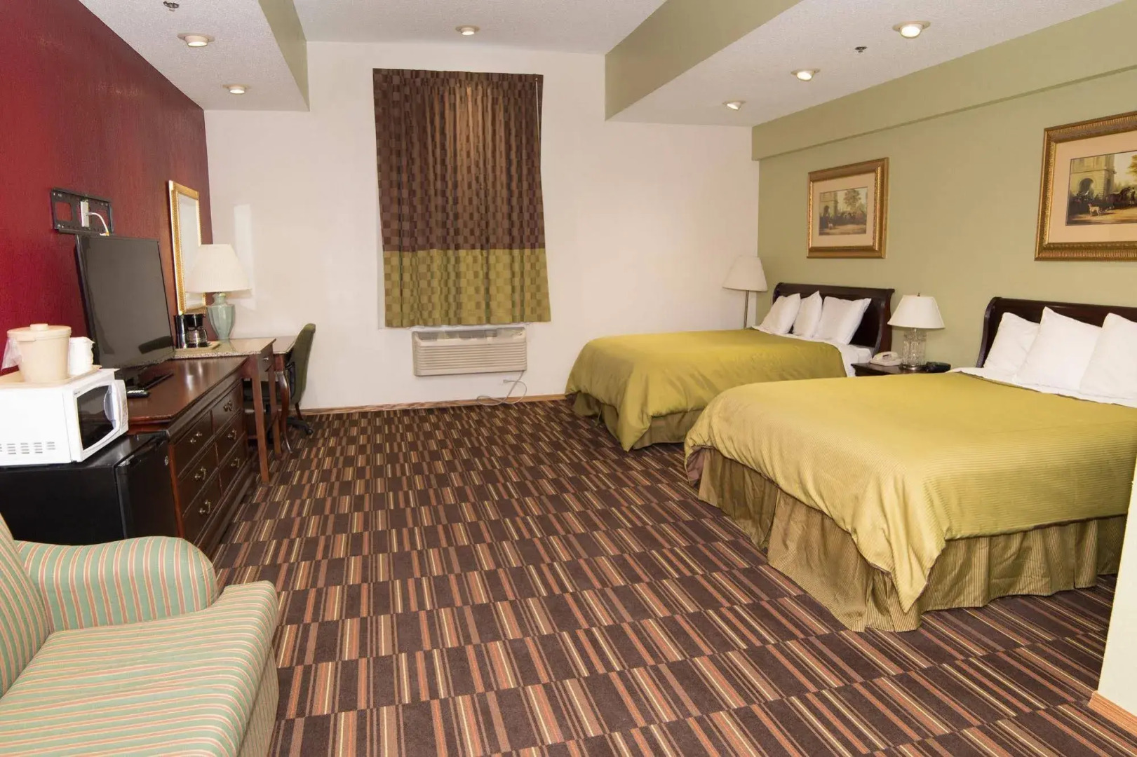 HomeTown Inn & Suites