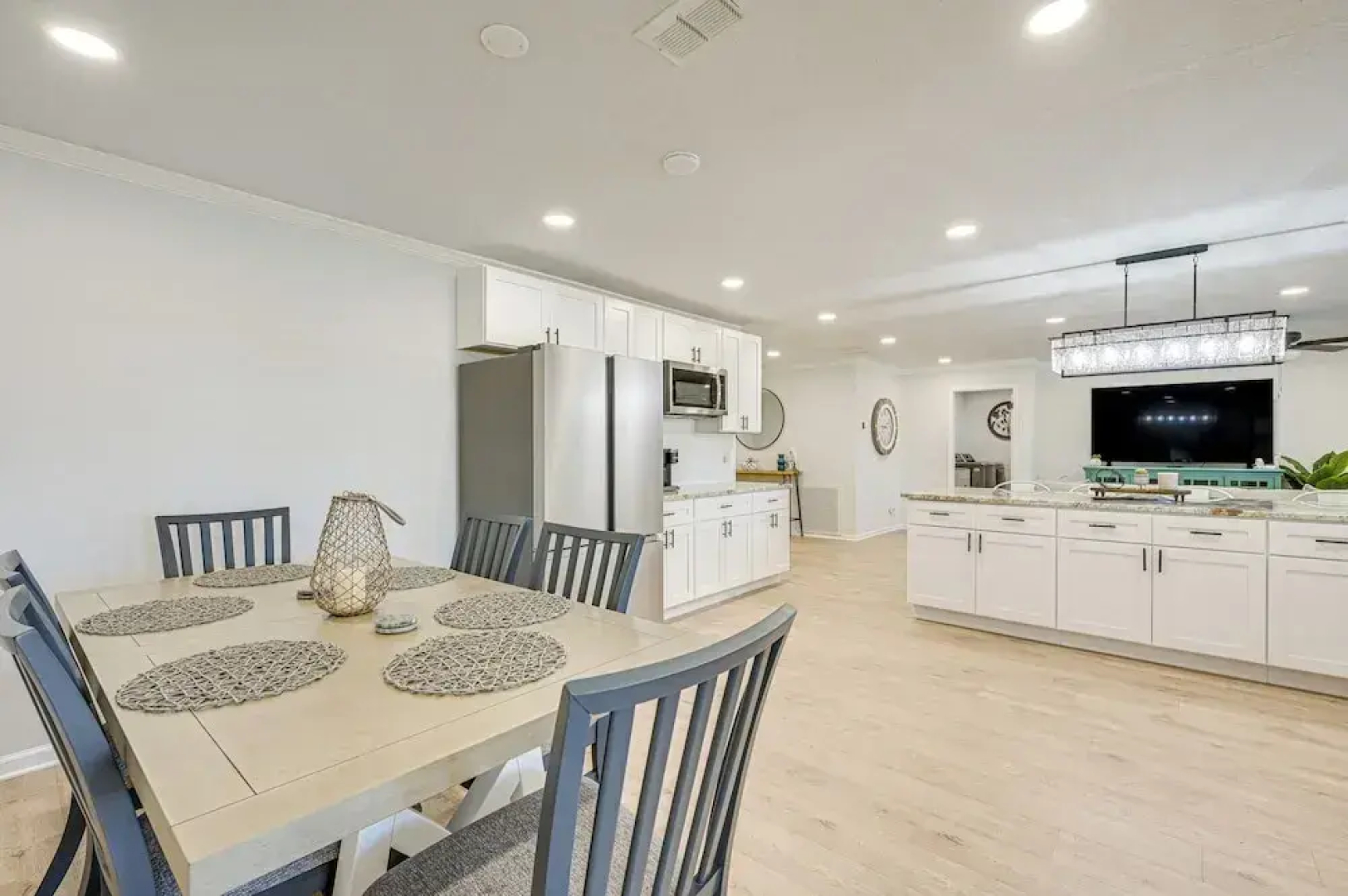 Spring Hill Home w/ Pool, BBQ Grill & Outdoor TV!