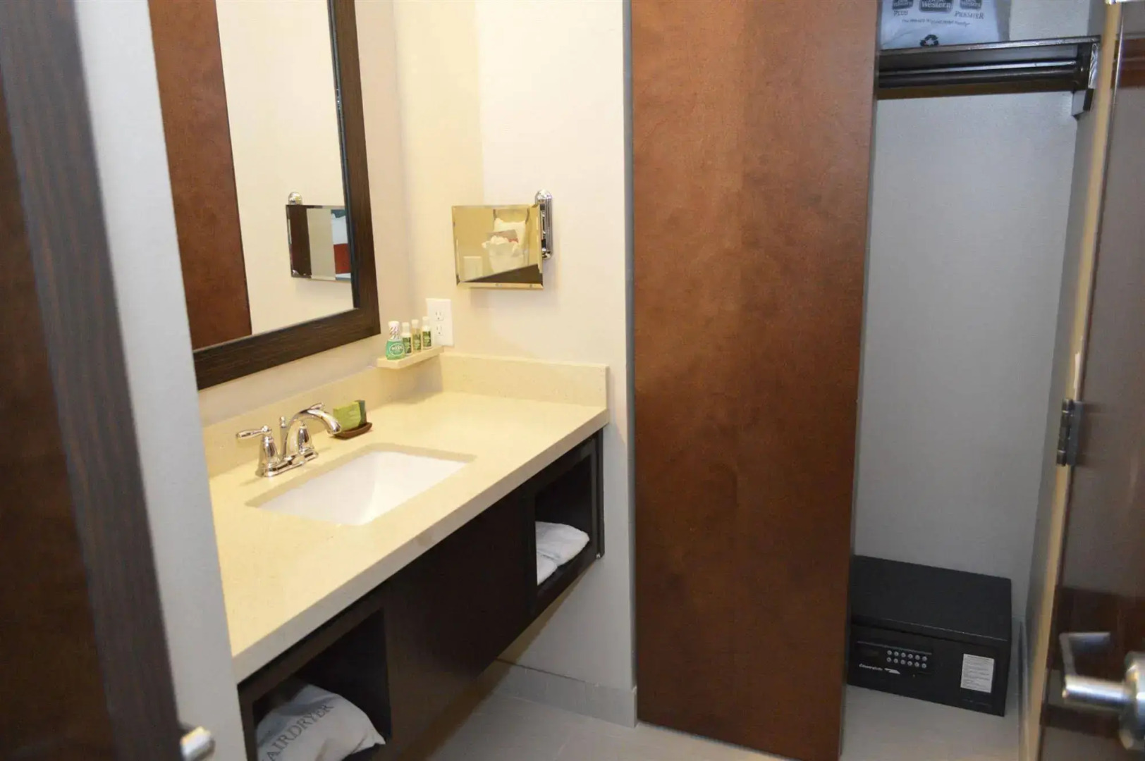 Best Western Premier Ashton Suites-Willowbrook