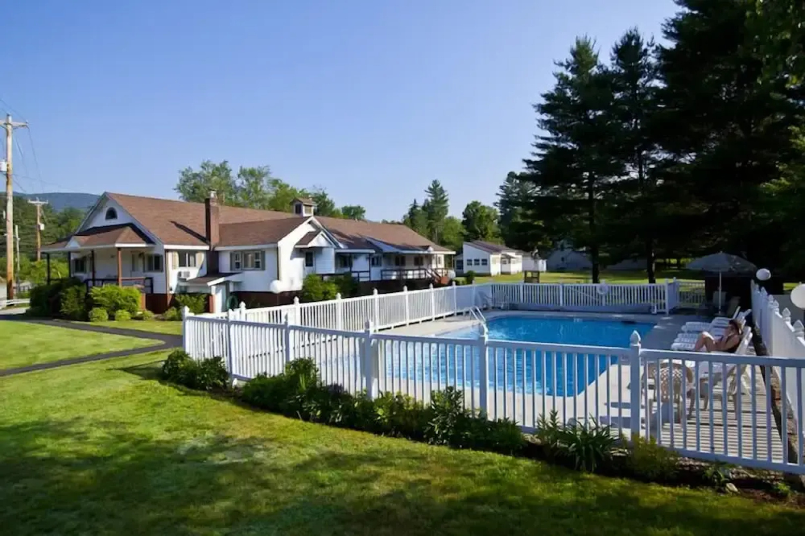 Riverbank Motel and Cabins
