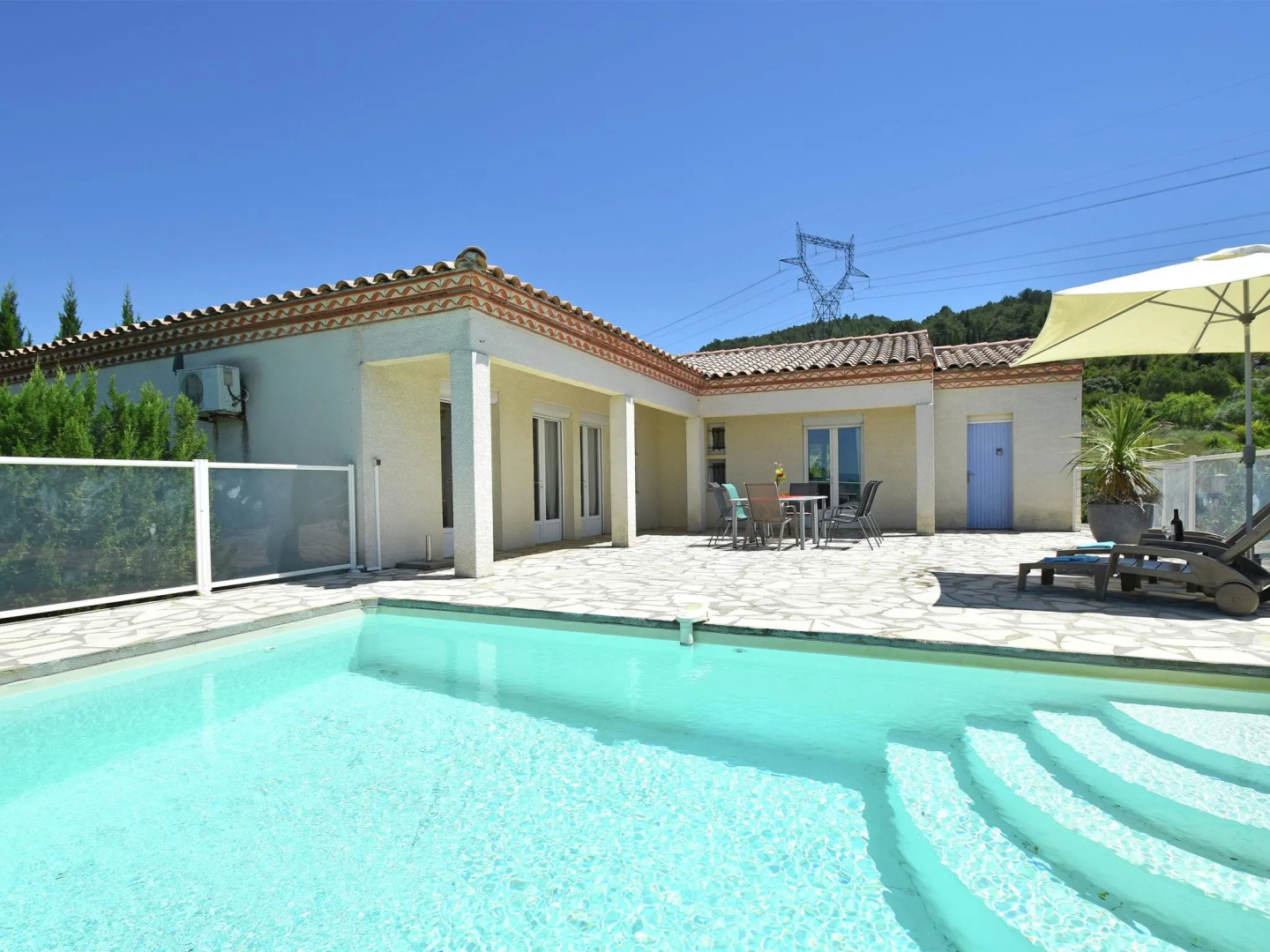 Luxurious villa with private swimming pool, air-conditioning and vast views