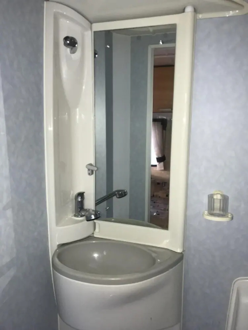 Stayzo Quiet Countryside Setting - Caravan View With Free Wi-fi in the Chiltern Hills