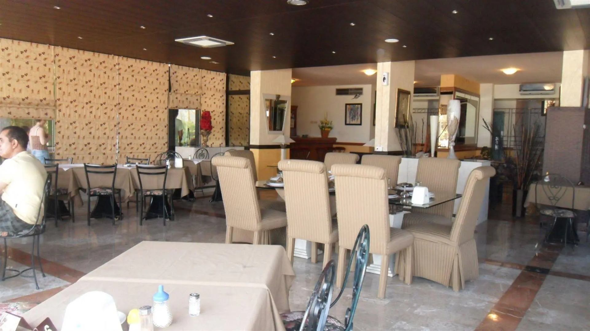 Holiday Suites Hotel And Beach