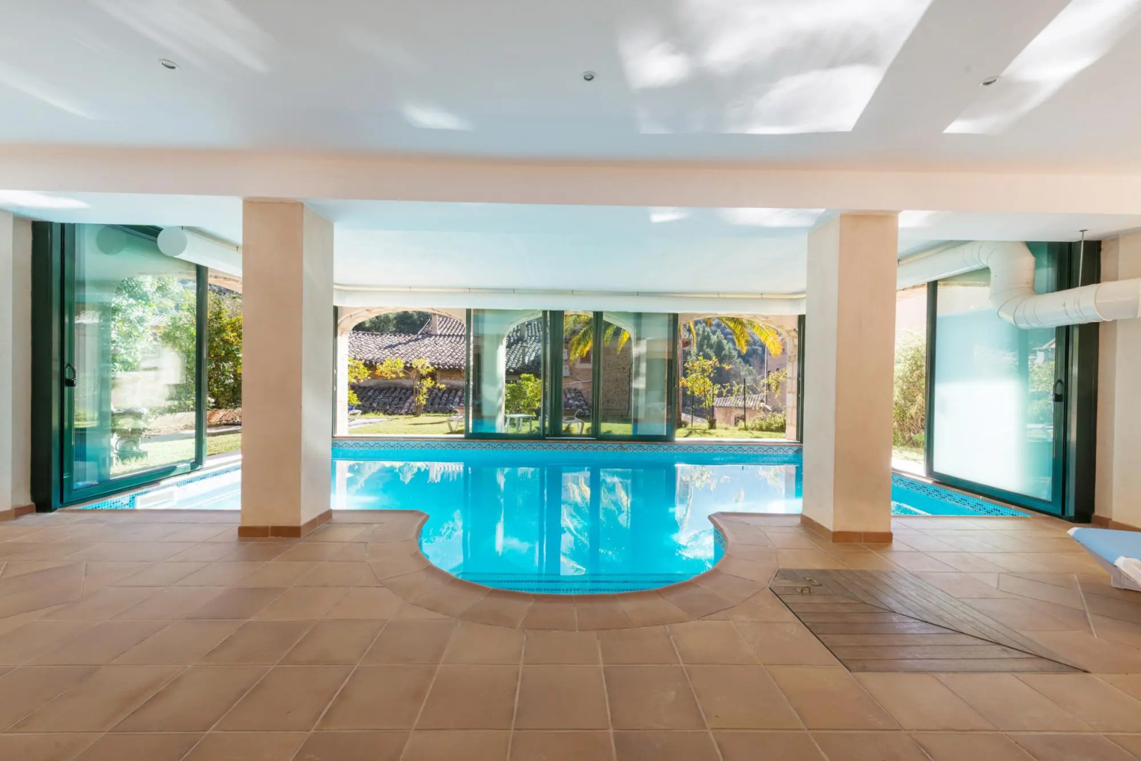 CIRCE - Stunning townhouse with an indoors heated pool in the mountains. Free WiFi