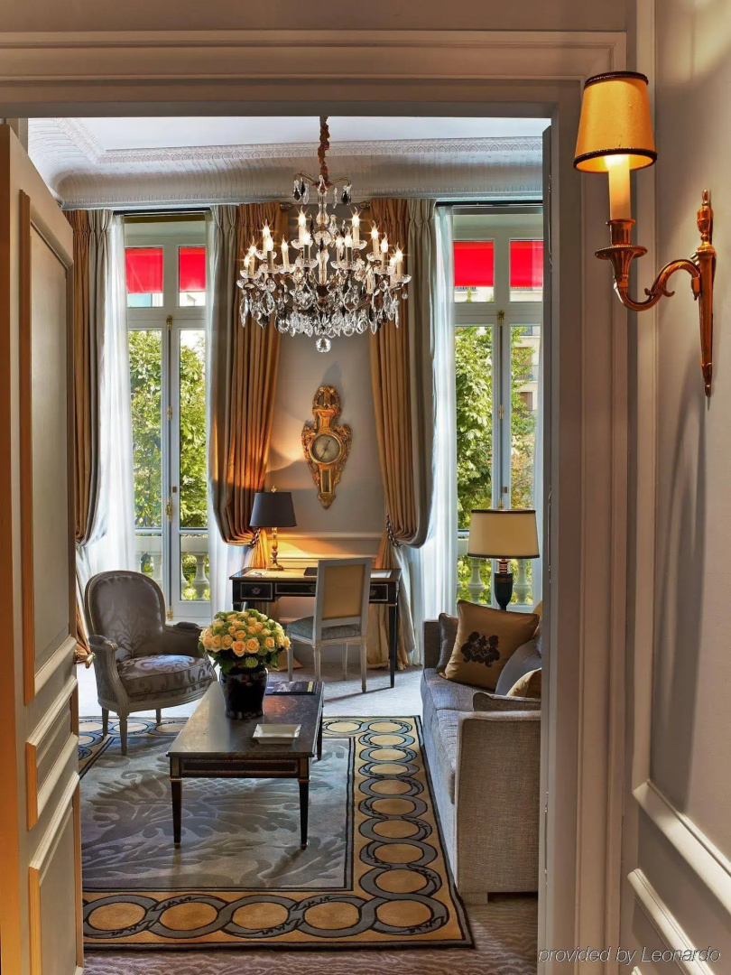 Отель Plaza Athenee