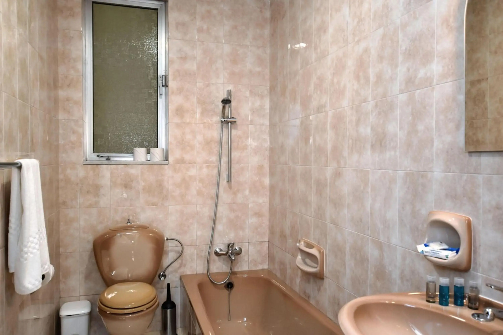 2 bedroom, central and spacious with sea view