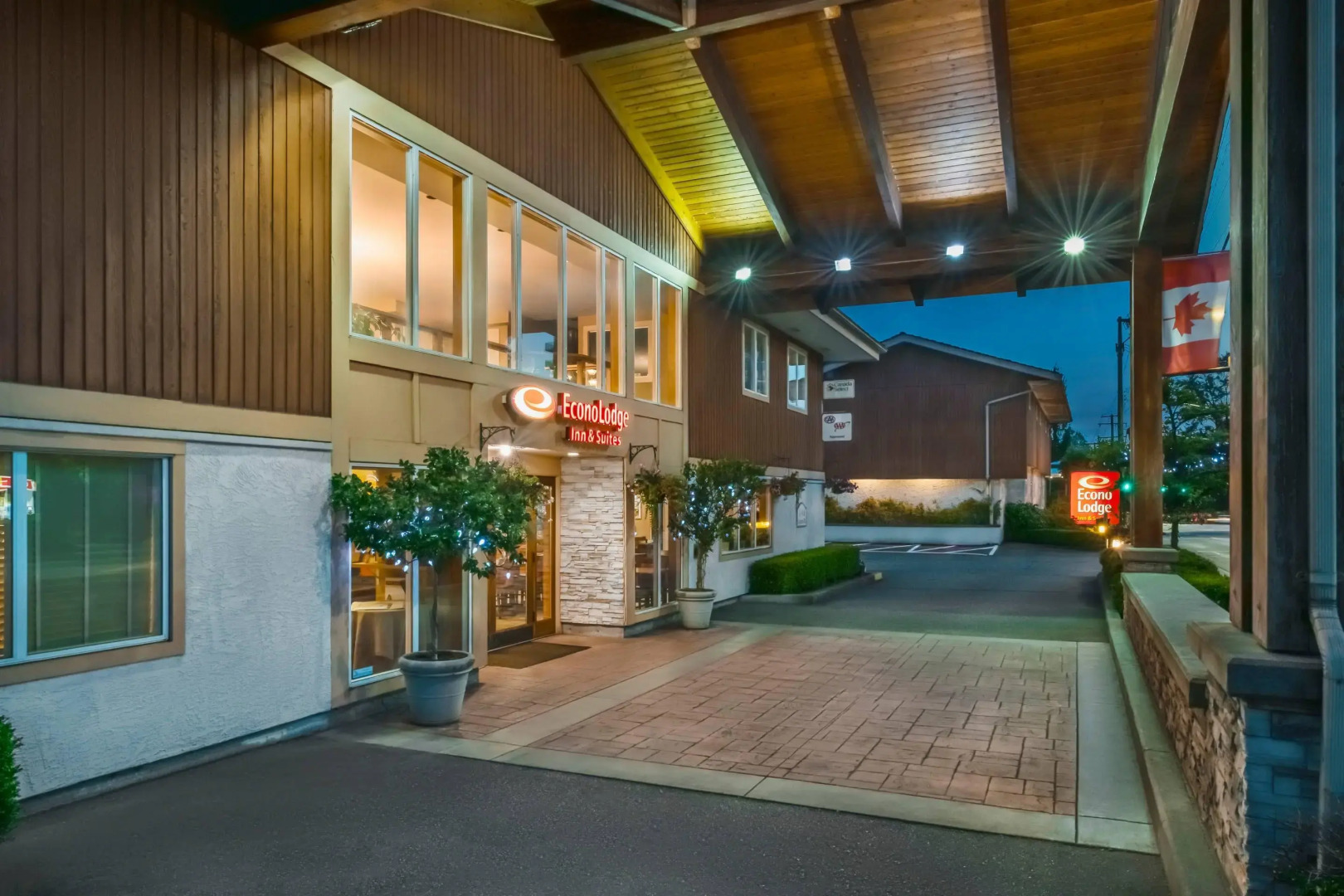 Econo Lodge Inn & Suites