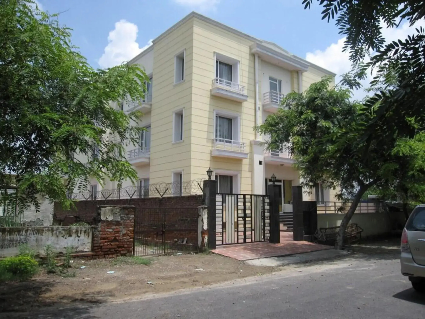 OYO Premium Chi Greater Noida