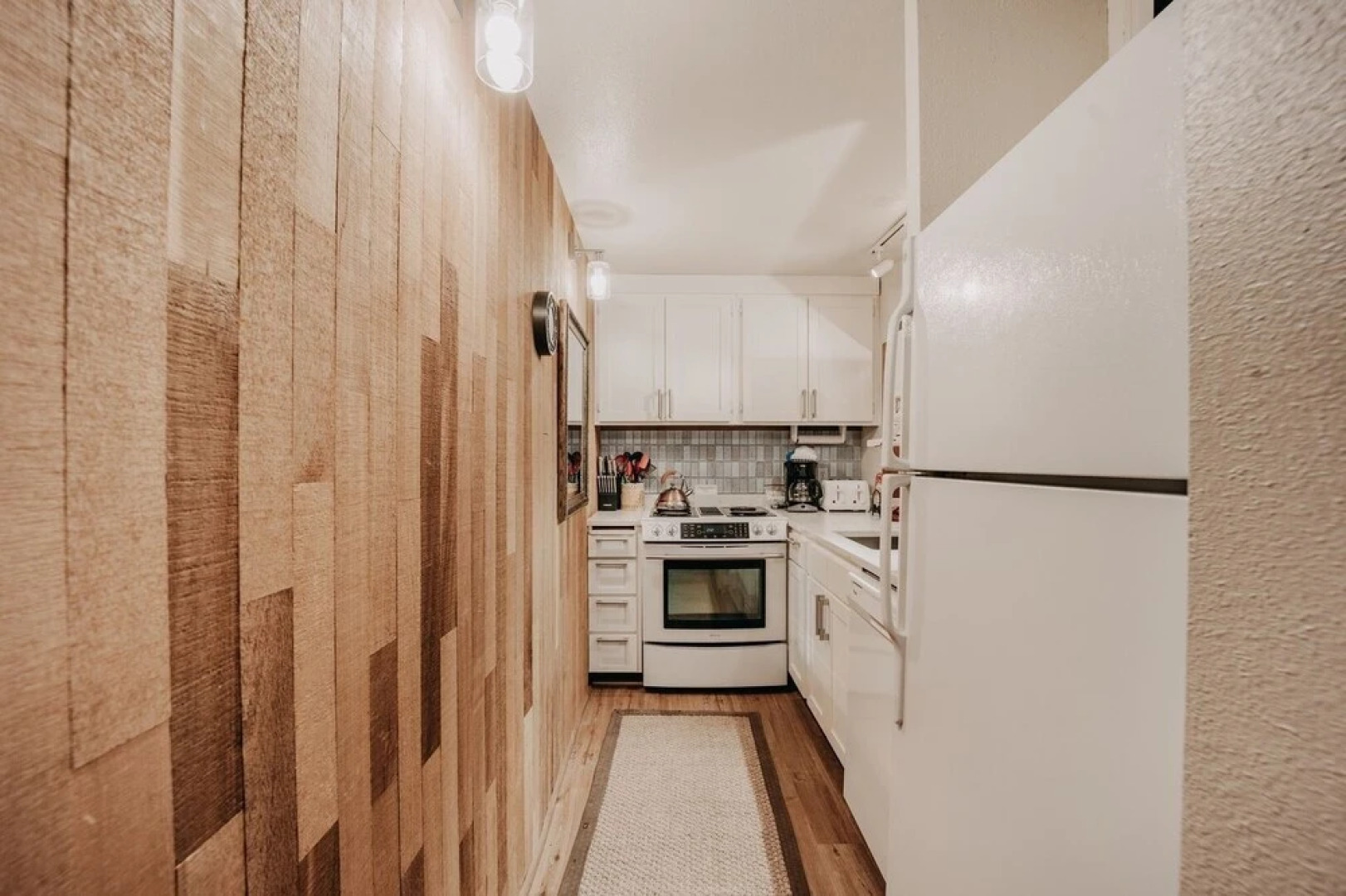 84sw - Sauna - Soaker Tub -  Fireplace - Sleeps 6 2 Bedroom Home by RedAwning