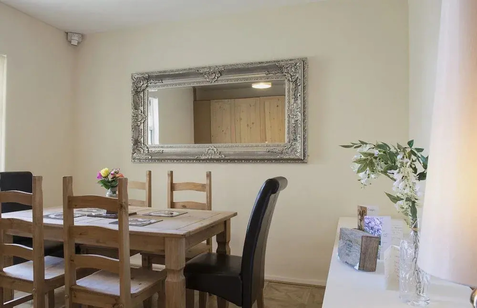 Cargo Cafe Apartments - Guest House