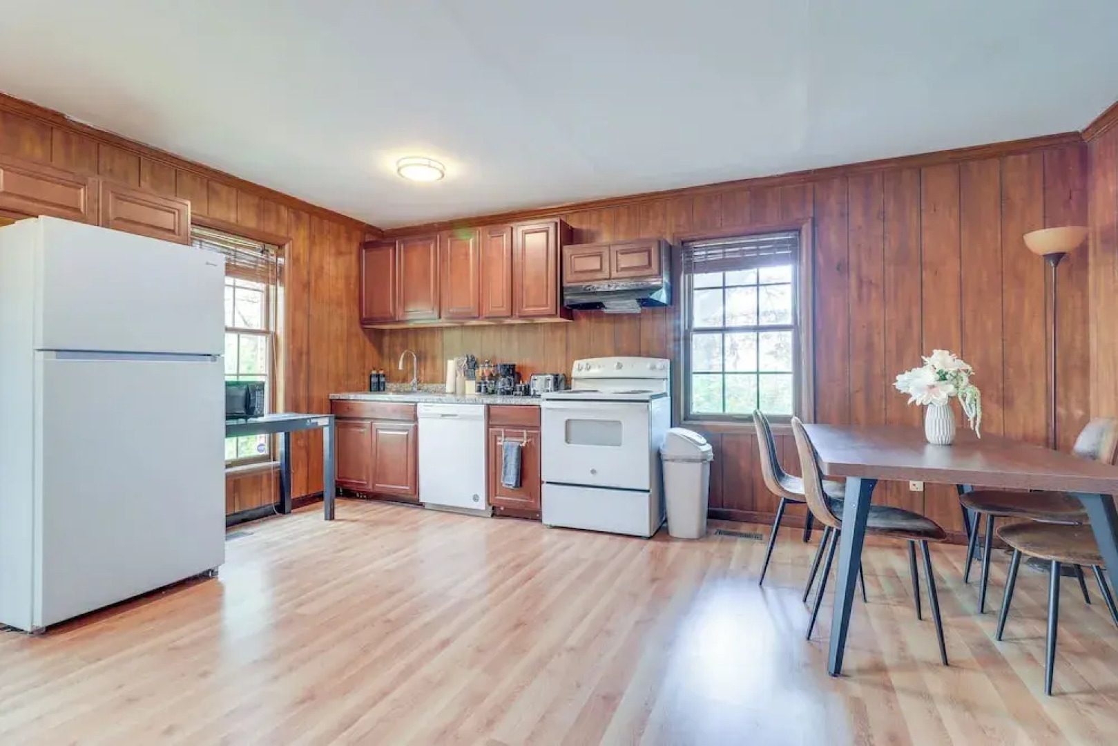 7 Mi to Downtown Toledo: Cozy Apartment