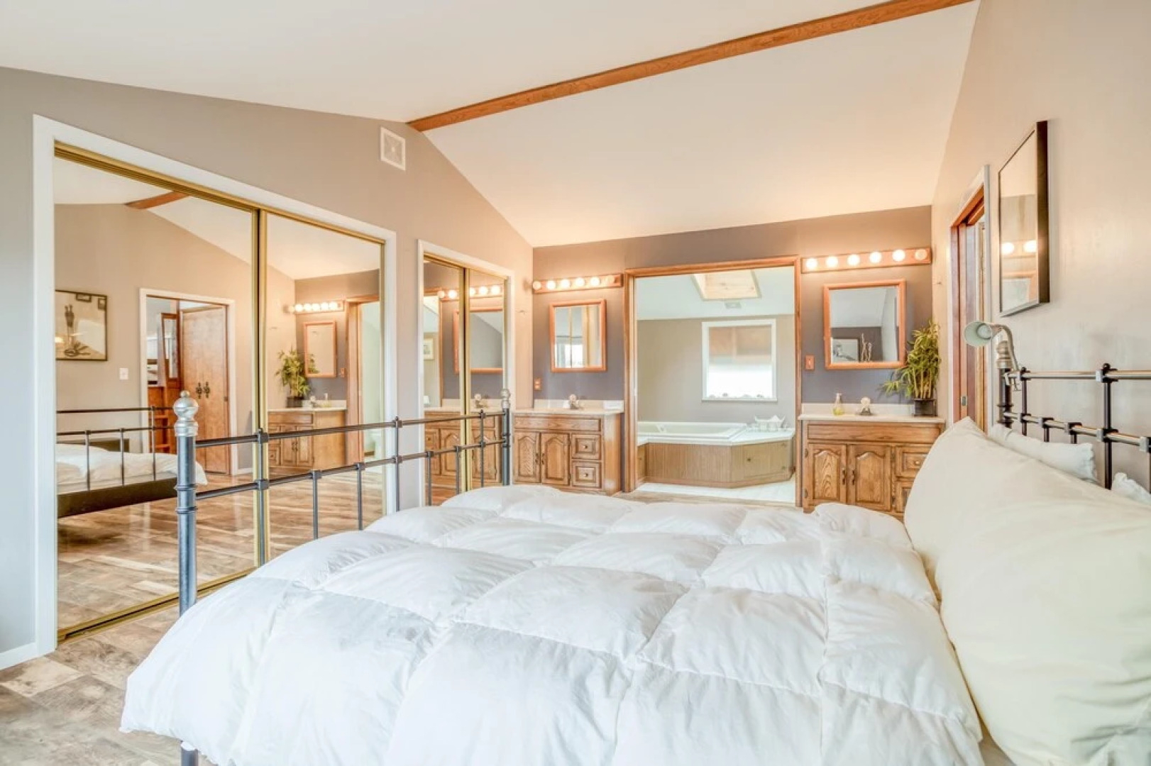 Lakefront Beachhouse