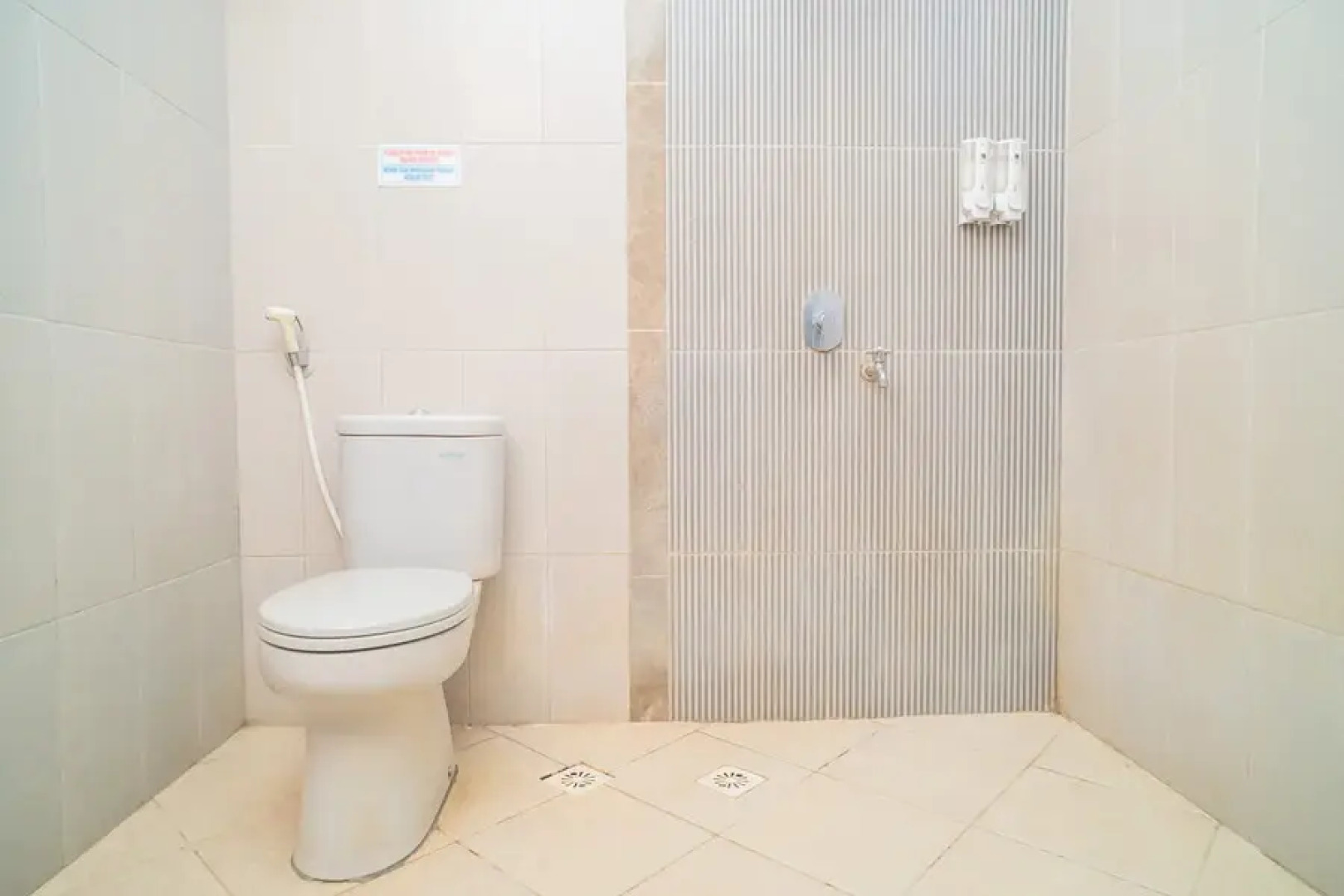 RedDoorz Plus @ Raya Senggigi Lombok