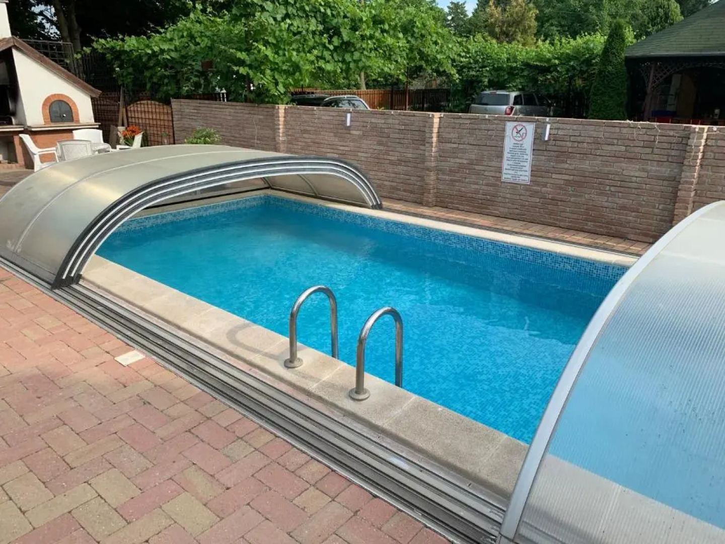 Mediterán Fedett Medencés Apartmanház