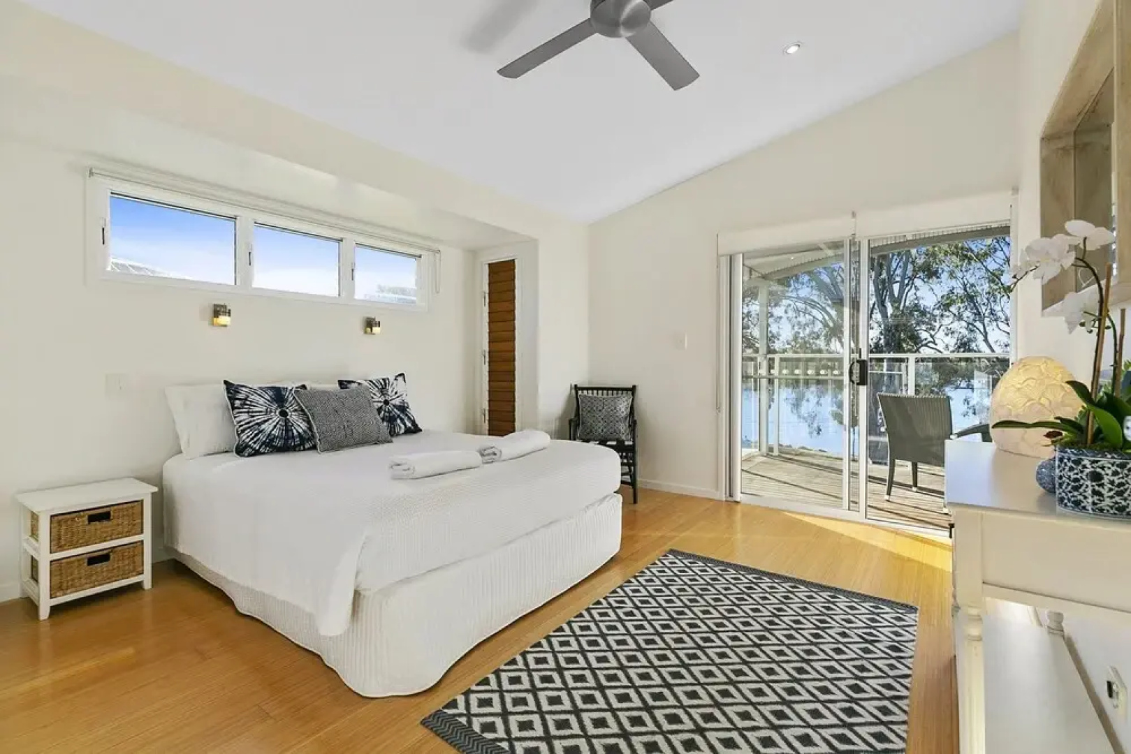 Stunning River House - 51 Hilton Esplanade